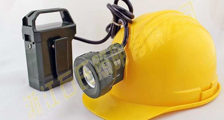 便携式强光应急工作灯可手持、腰挎、帽佩使用，便携式安全应急灯照明时间可达16小时，可为各种急难救助，定点搜索，紧急事故处理等情况下实现简便而高效率的照明功能。