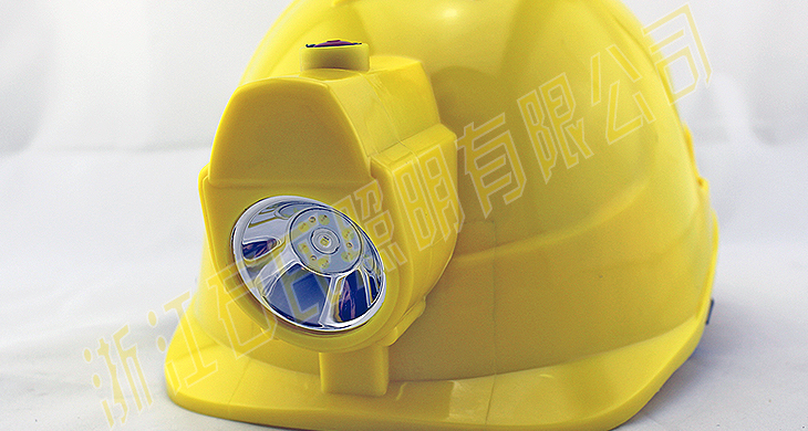 带灯安全帽是以LED为光源、充电式锂电池为电源的工作头灯，一体式安全帽灯可连续照明20h以上，可供隧道工程、电力、铁路、公路施工抢修、抢险救灾等场合作紧急照明用。